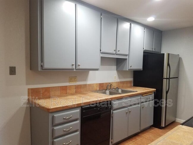 Building Photo - 1013 S Sunshine Ave