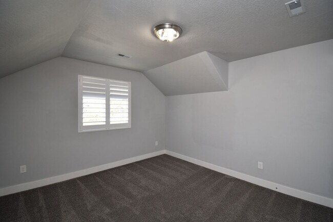 Building Photo - Spacious and Bright 5 Bed 3.5 Bath in Riverton!!