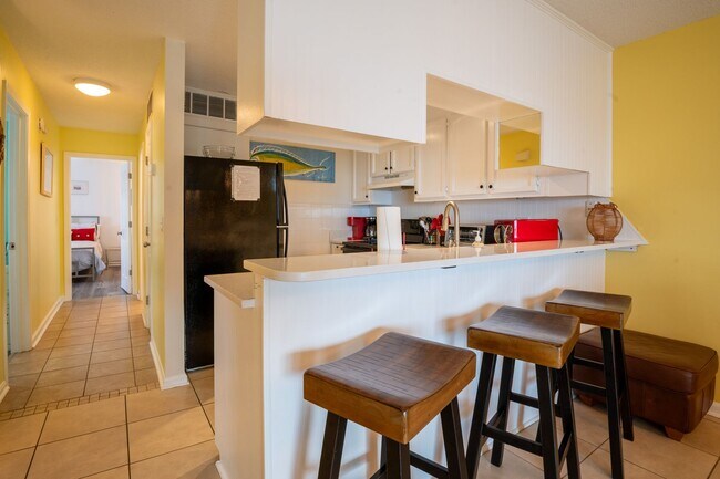 Building Photo - OFF-SEASON MONTHLY RENTAL - ESCAPE THE WINTER MONTHS!!!