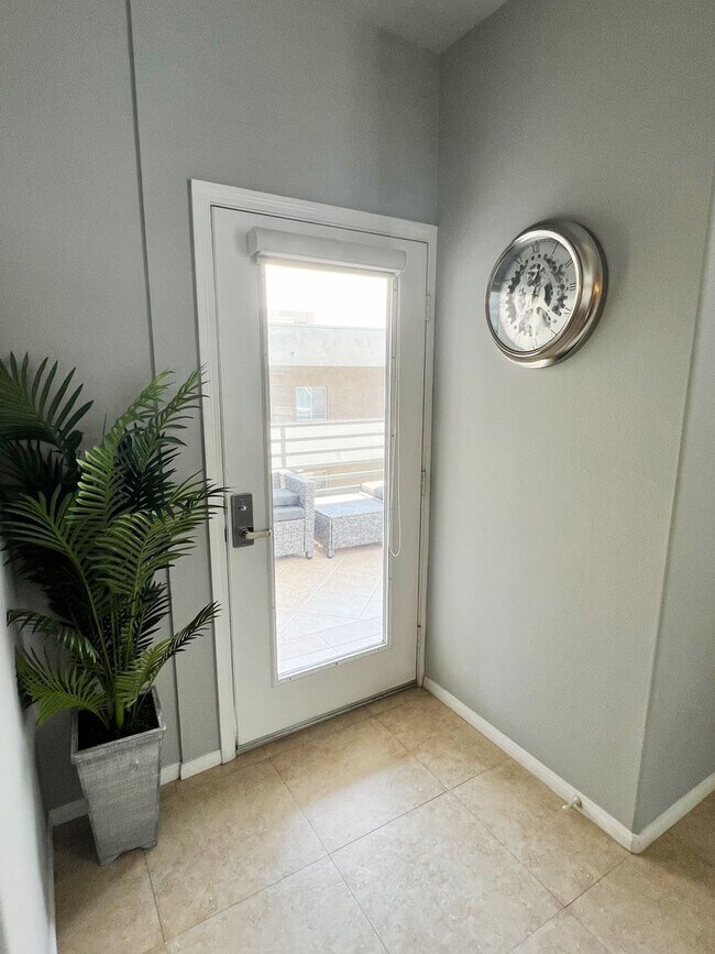 Building Photo - Beautiful 1 Bed/1 Bath Fully Furnished Lig...