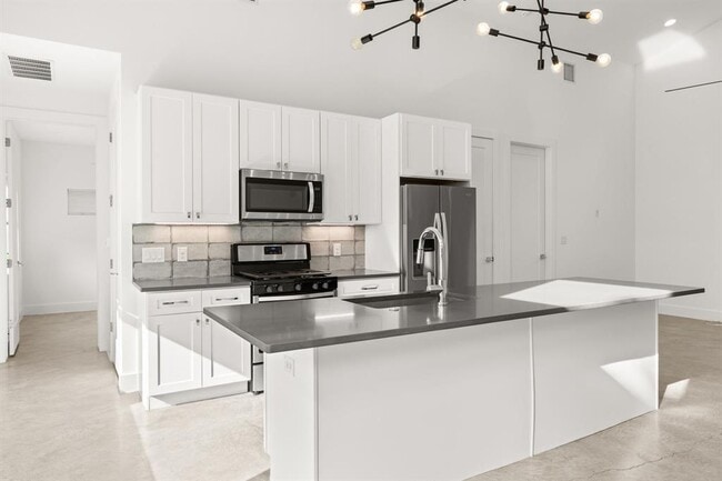 Building Photo - 6201 Caddie St