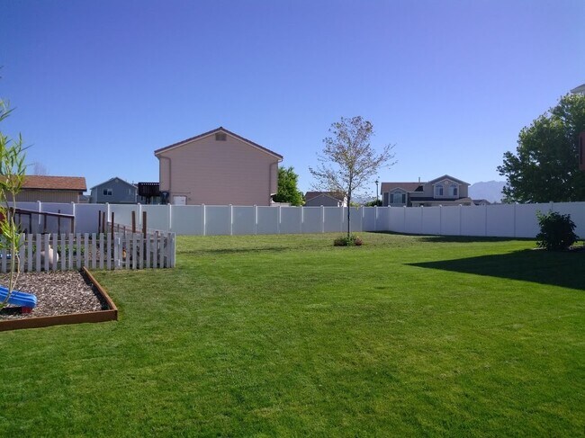 Building Photo - Move-In Ready 5-Bed with Garage, Yard & Up...