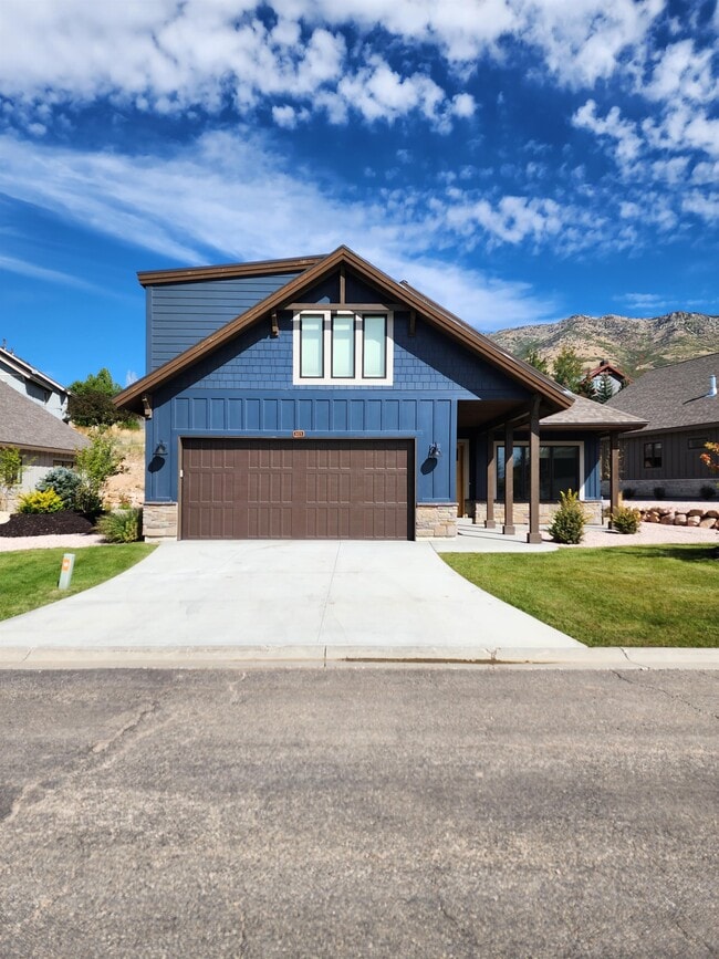 Primary Photo - 5979 E Big Horn Pkwy