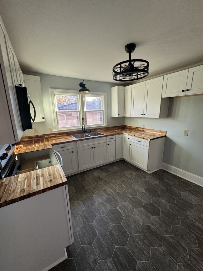 Building Photo - 221 Briggs Ave