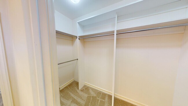 Building Photo - Spacious 4-bedroom 4.5 bath Home in a Gated Complex