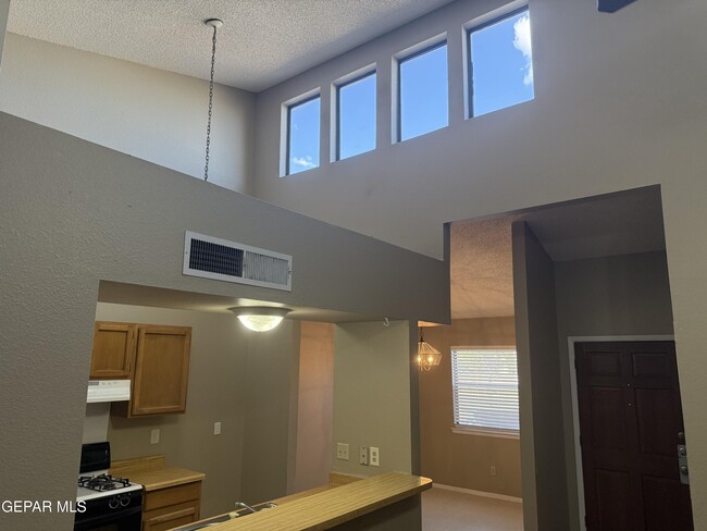 Building Photo - 1531 Common Dr