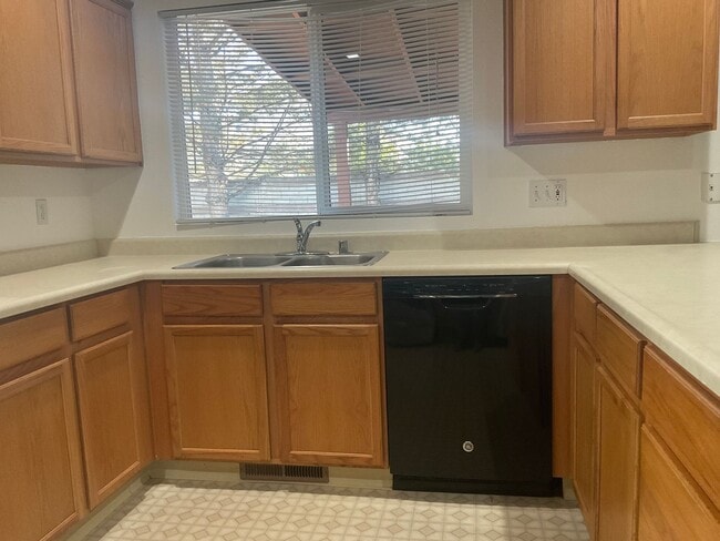 Building Photo - Sparks Family Home in Great Commuting and shopping Location