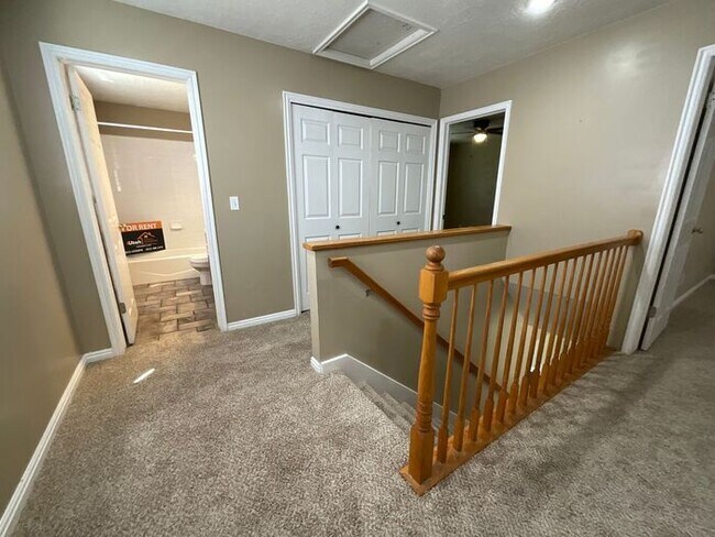 Building Photo - 3 bdrm 2 1/2 bath Townhome