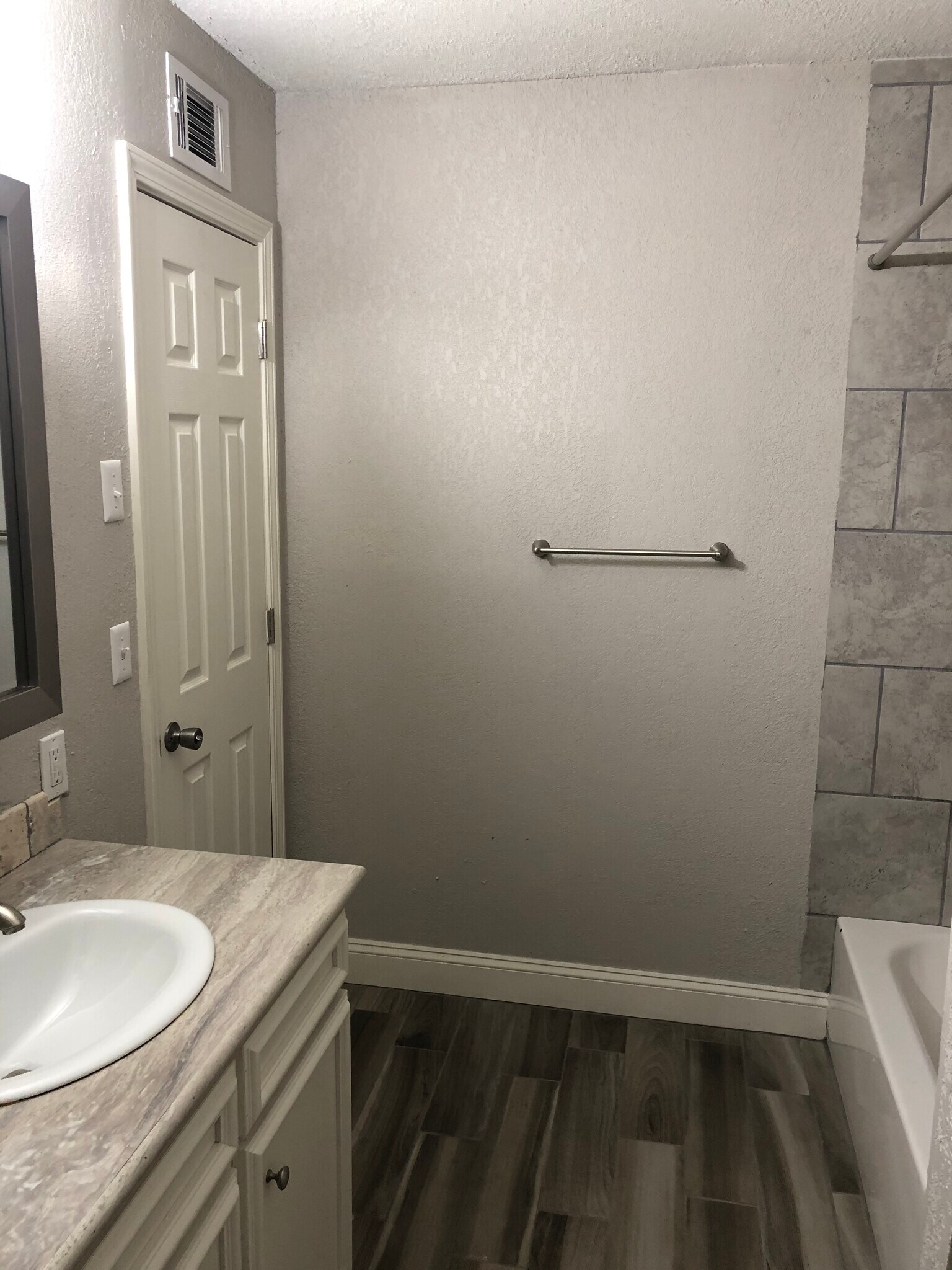 Building Photo - 828 Hardy Springs Cir