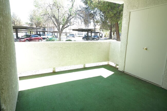 Building Photo - SHOWINGS AVAILABLE NOW