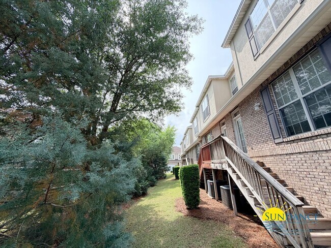 Building Photo - Natural Light Filled end unit 2-Story 3BR Niceville Home!