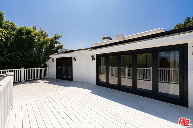 Building Photo - 2324 N Vermont Ave