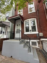 Building Photo - 2 Bedroom House Close to Transportation!