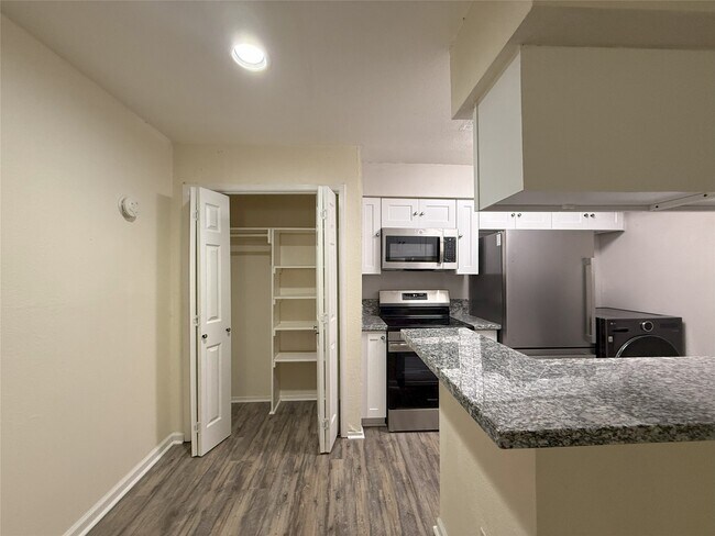 Building Photo - 2100 Wilcrest Dr