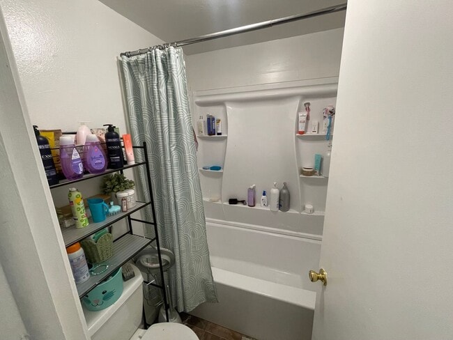 Building Photo - Two Bedroom Apartment with Washer/Dryer - ...