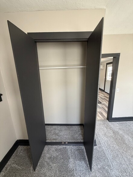 Building Photo - 710.5 W 8th St