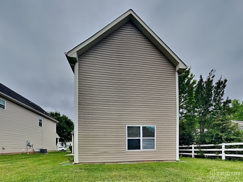 Building Photo - 930 Corvus Ct