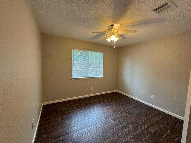 Building Photo - 215 Greenlawn Blvd
