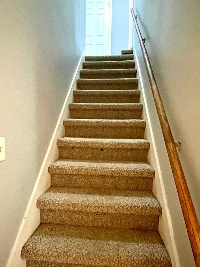 Building Photo - Available 3/30/2026- Charming Cape Cod in Halls