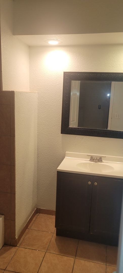 Building Photo - Lovely 3 Bedroom 2 Bath