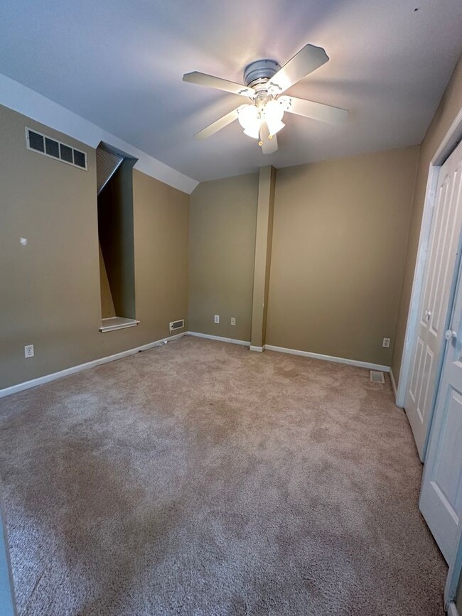 Building Photo - Beautiful 3BR/2.5BA Townhome