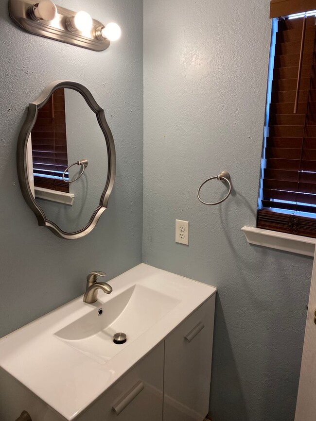 Building Photo - SPACIOUS 3 bedroom 2 bath Townhome COMING SOON!