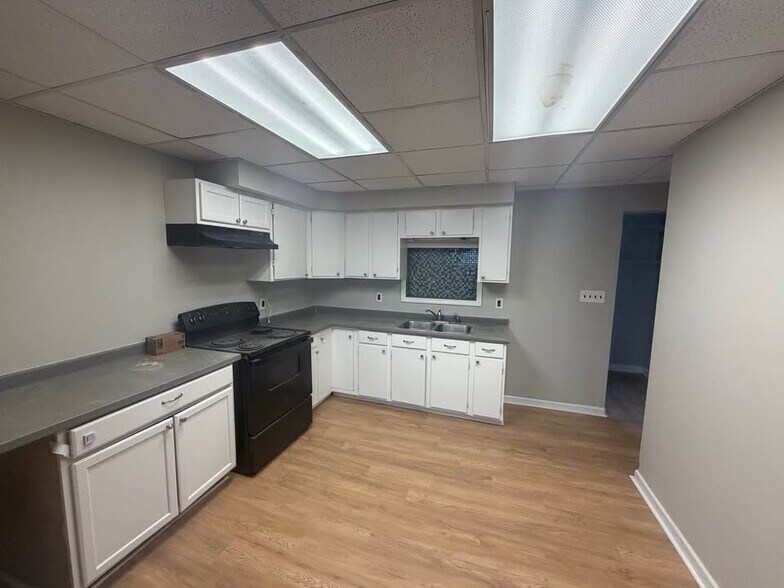 kitchen - 609 W Race St