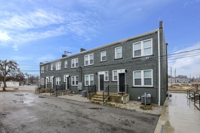 Building Photo - Modern 2BR Townhouse Walk to Downtown All Utilities Included