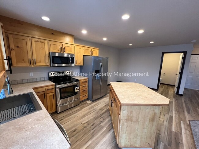 Building Photo - 3 bed, 2.5 bath townhouse