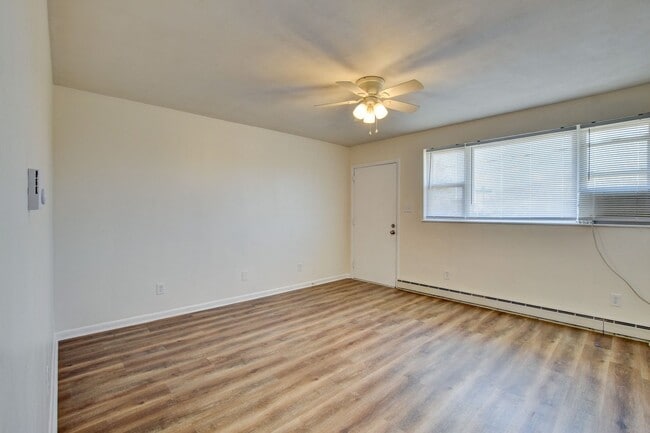 Building Photo - 936-938 Schumann Dr