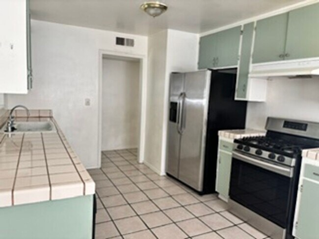 Building Photo - 808 Kelton St