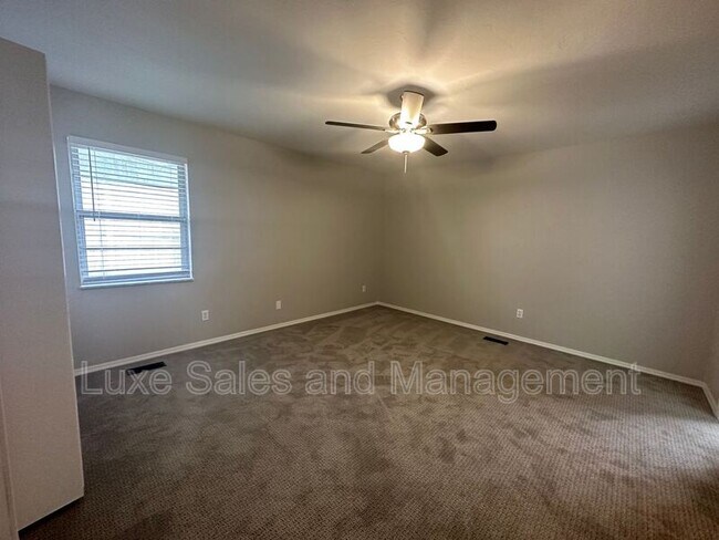 Building Photo - 6102 N Ross Ave