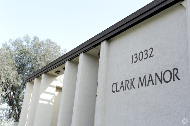 Building Photo - Clark Manor