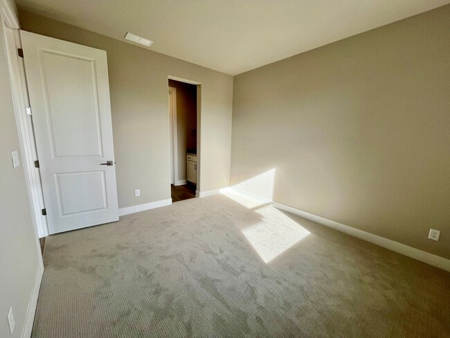 Building Photo - 5 bed 4 Bath IMMACULATE NEW BUILD in THORNTON!!