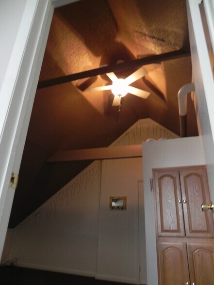 ceiling of the Living room with fan/light - 84 S Brooklyn Ave