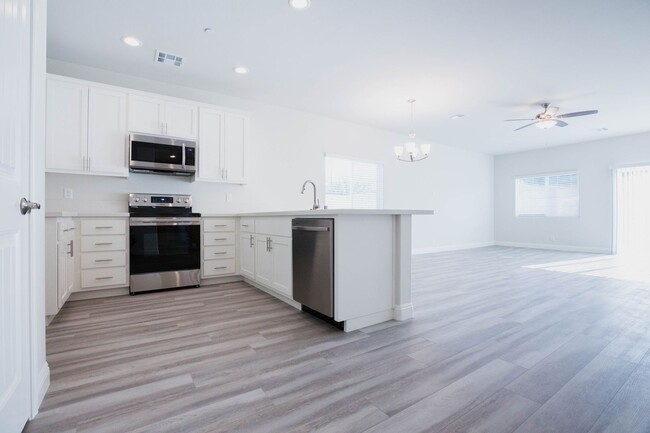 Building Photo - Beautiful 4 bed, 2 bath home AVAILABLE for...