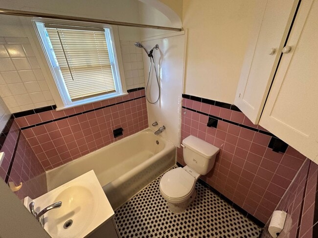 Building Photo - 1822 Earle St