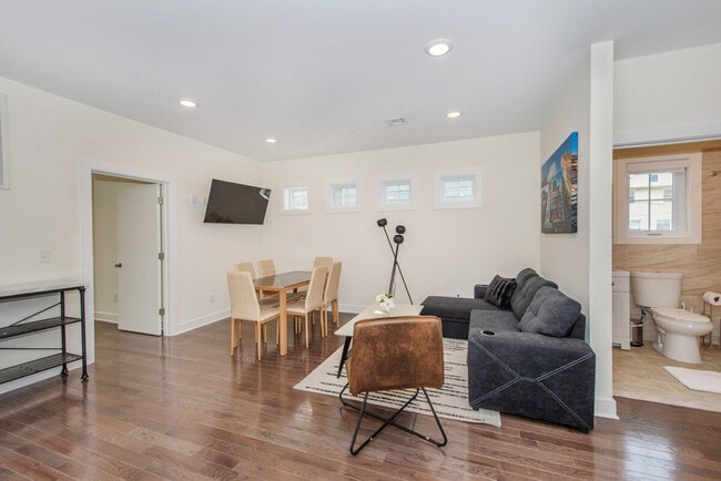 Primary Photo - 1610 51st St