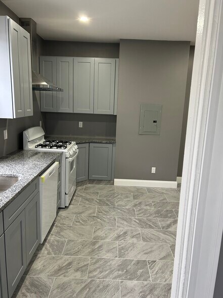 Building Photo - 33 White St