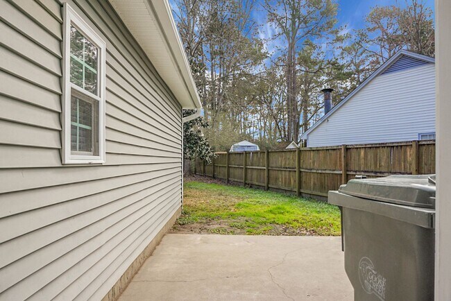 Building Photo - Charming 3 Bedroom 2 bathroom ready for you to call home!