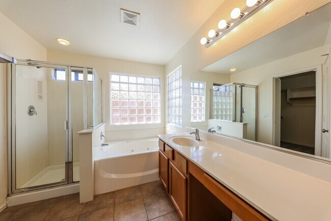 Building Photo - 11402 W Davis Ln