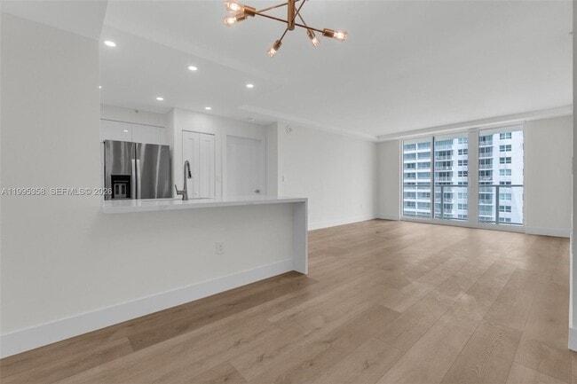 Building Photo - 1155 Brickell Bay Dr