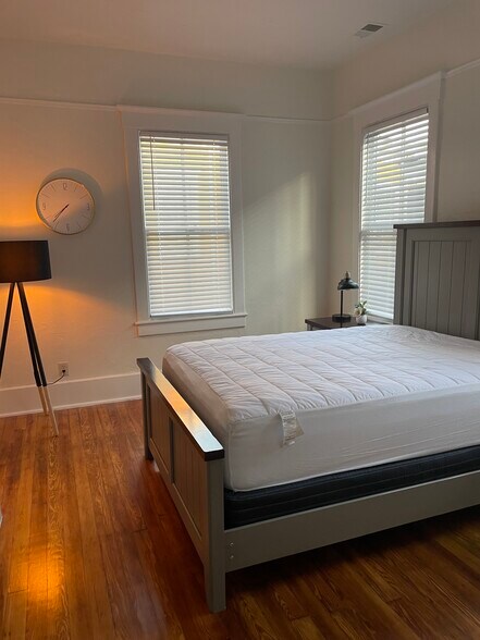 Building Photo - 2206 Bull St