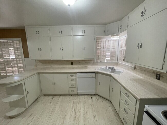 Building Photo - Stunning 3 Bedroom Home Located in the Med...