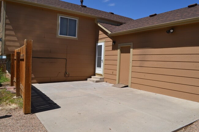 Building Photo - Cozy 4 Bedroom Bi-level in Security/Widefield