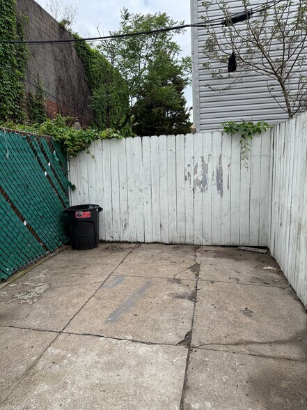 Building Photo - 2526 Almond St