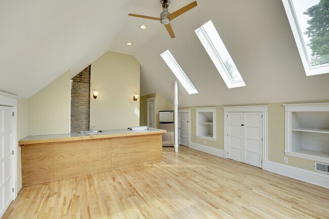 Building Photo - 3302 Harriet Ave