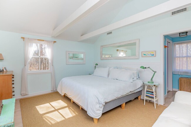 Building Photo - 1137 Springs Fireplace Rd