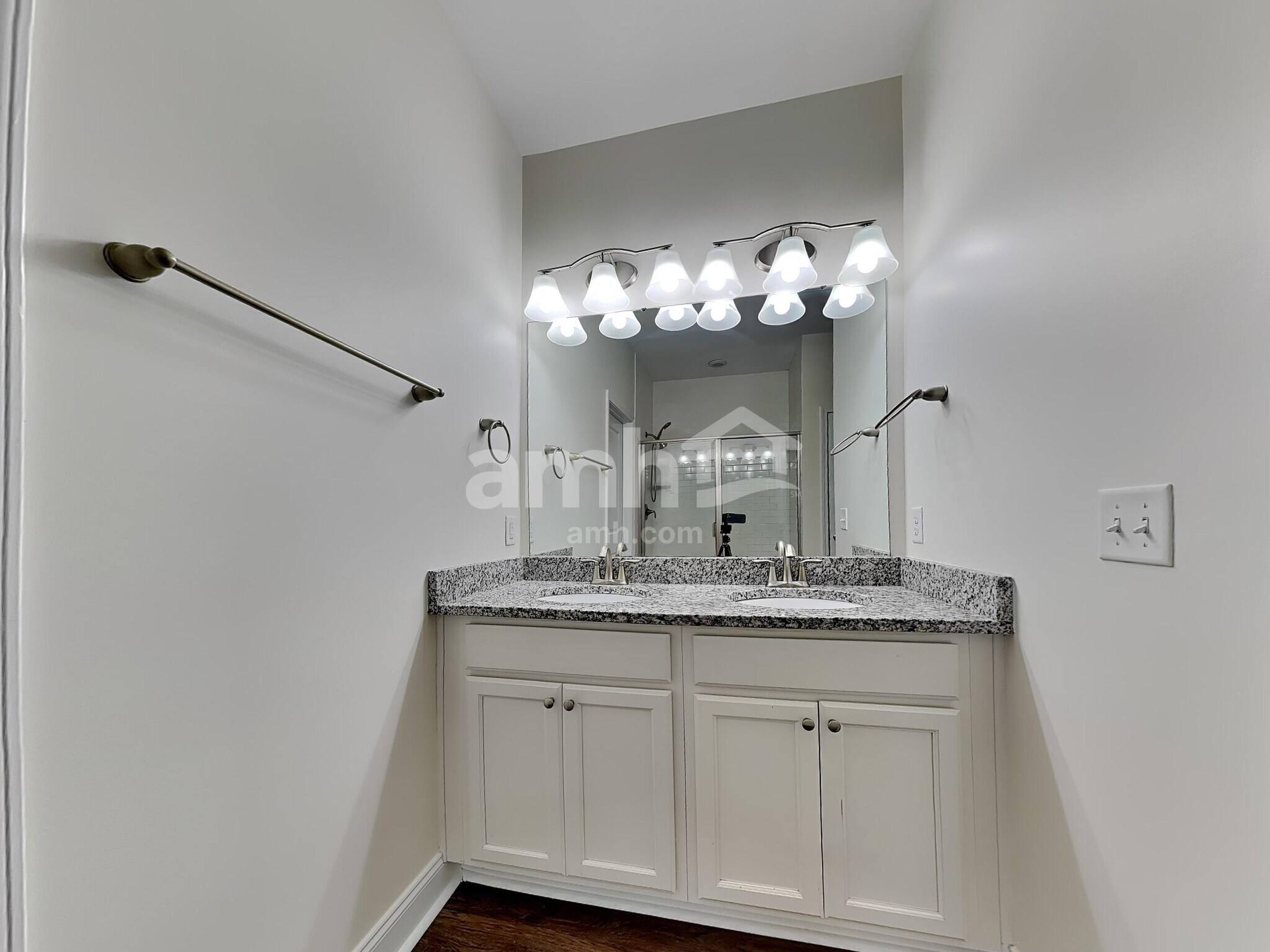 Building Photo - 16 Cherry St