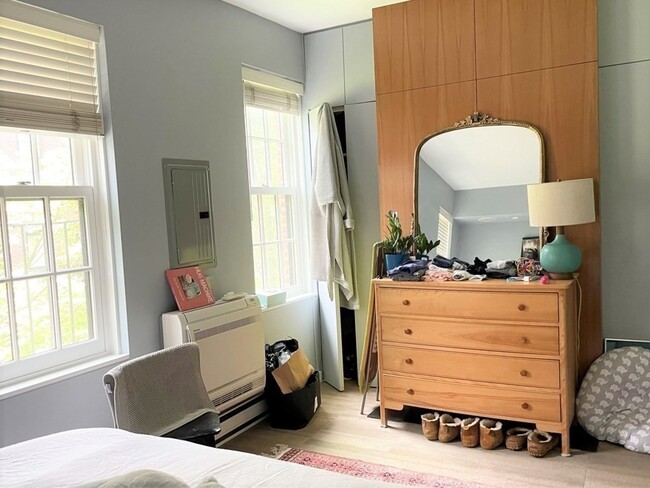 Building Photo - 33 Lawrence St